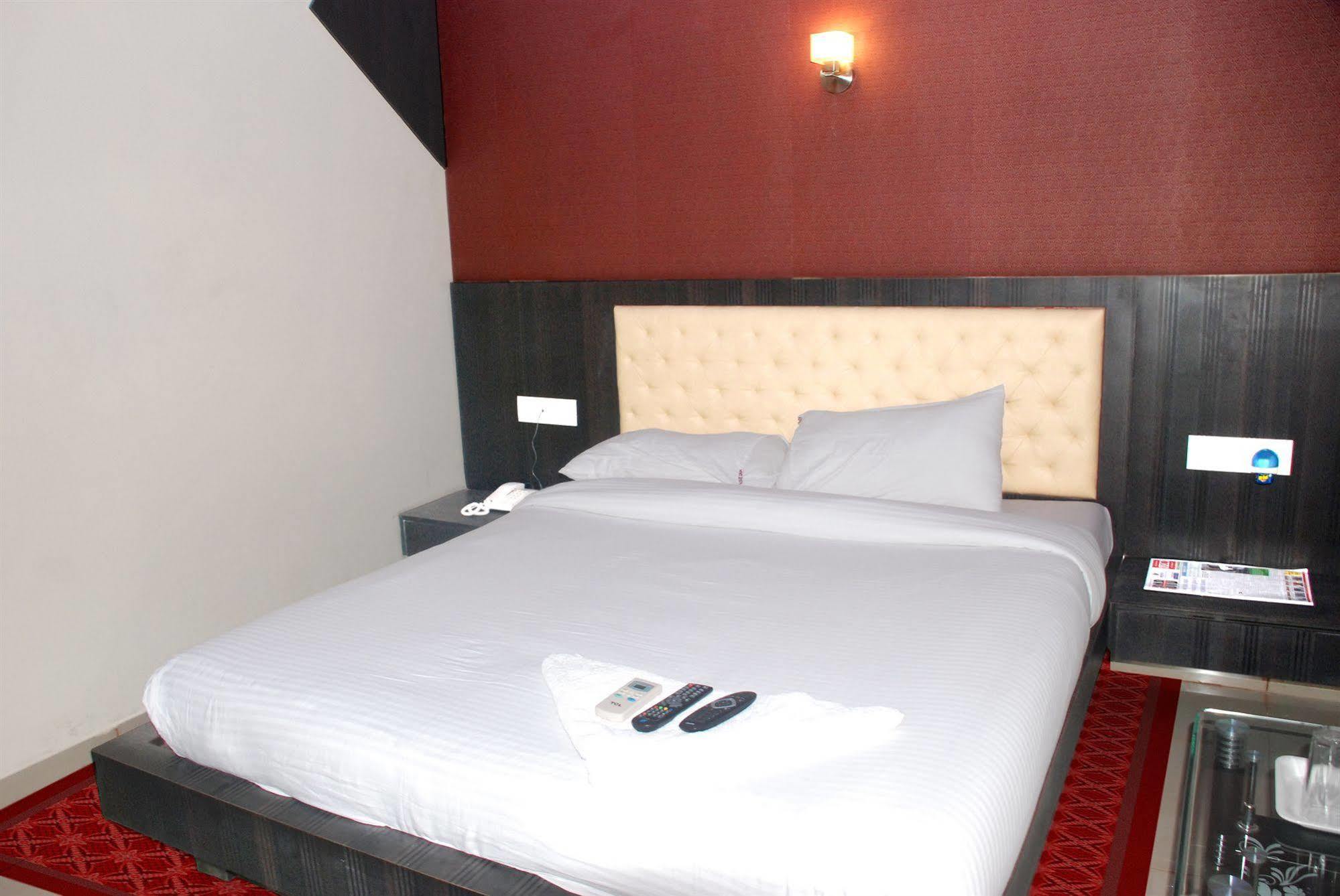 Fabexpress Adore Inn - Nr Mumbai International Airport Kültér fotó
